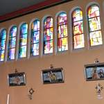 Les vitraux (Yoki) et le chemin de croix (Beretta) de l’église de Mézières