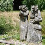 Deux ours sculptés, près du centre forestier