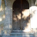 La porte de la chapelle du Bu